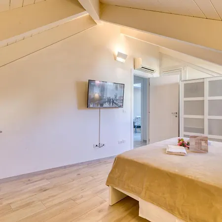 Apartment Il Regno Di Monica Attico Near The Sea - Happy