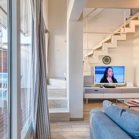 Apartman Il Regno Di Monica Attico Near The Sea - Happy